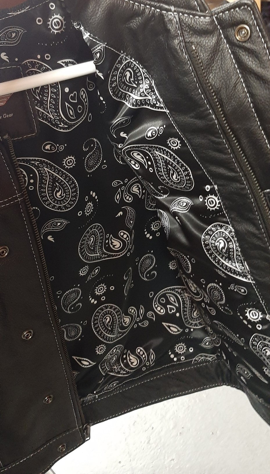 Men's Club Style Motorcycle Vest with White Paisley Lining - 175W